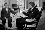 35-й президент США Джон Кеннеди и глава ФБР Эдгар Гувер в Белом доме в Вашингтоне, 1963 год 
