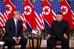 Президент США Дональд Трамп и глава КНДР Ким Чен Ын во время встречи во вьетнамском Ханое, февраль 2019 года