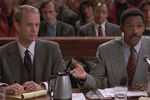 <b>«Филадельфия» (1993)</b>
<br><br>
Пожалуй, первая действительно топовая роль Хэнкса, принесшая ему дебютный «Оскар». В основу сюжета драмы легла реальная история адвоката Джеффри Бауэрса, который в 1987 году подал в суд на юридическую фирму за незаконное увольнение — резонным поводом для некрасивого расставания с сотрудником компания сочла его заражение ВИЧ-инфекцией. Лента внесла ощутимый вклад в улучшение восприятия обществом ВИЧ-инфицированных и людей нетрадиционной сексуальной ориентации (по сюжету персонаж Хэнкса был геем).
