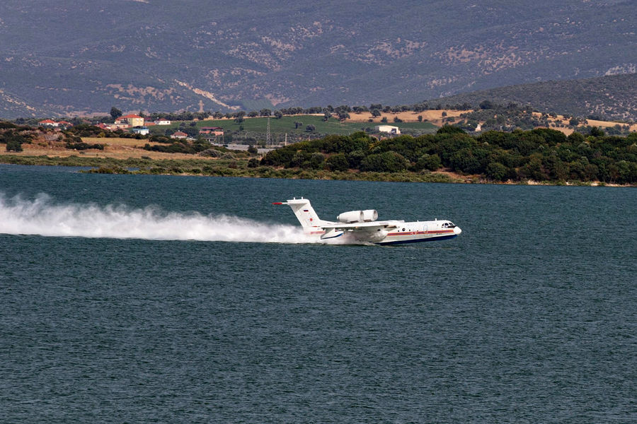 Самолет-амфибия Бе-200 набирает воду для&nbsp;тушения лесных пожаров в&nbsp;Турции, 30 июля 2021 года