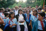 Советские пионеры встречают американских школьников в детском пионерском лагере «Артек», Крым, 1986 год