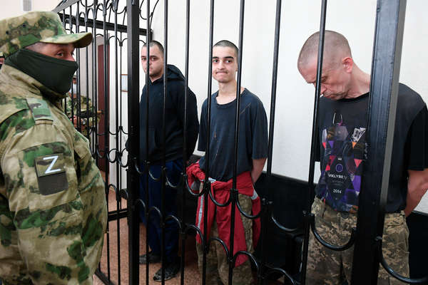 Гражданин Великобритании Шон Пиннер, подданный Королевства Марокко Саадун Брагим и гражданин Великобритании Эйден Эслин (справа налево) в зале суда в Донецке, 9 июня 2022 года