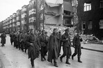 Красноармейцы конвоируют колонну немецких военнопленных на окраине Берлина, 2 мая 1945 года