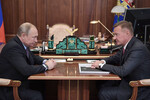 Президент России Владимир Путин и временно исполняющий обязанности губернатора Курской области Роман Старовойт во время встречи в Кремле, 2019 год