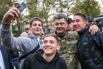 Петр Порошенко во время фотографирования с молодежью в Северодонецке, октябрь 2014
