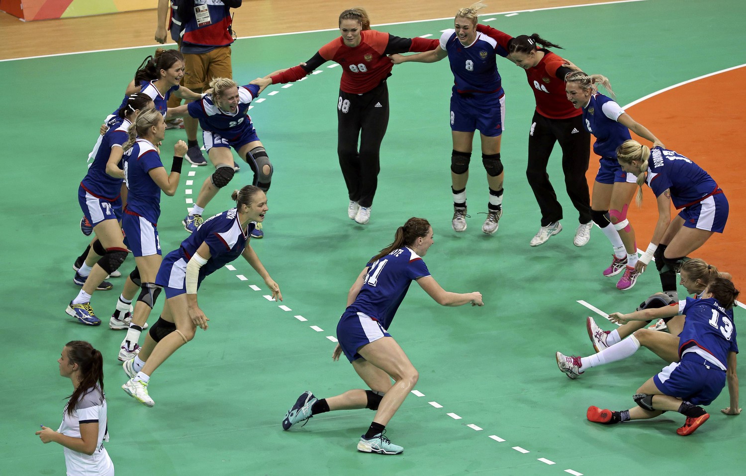 Женская сборная России по гандболу выиграла Олимпийские игры-2016, победив в финале команду Францию — 22:19. Радость девушек после триумфа
