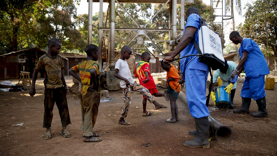 Дети и сотрудники Красного Креста в городе Форекарьа, Гвинея, 2015 год