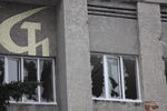 Выбитые окна в бывшем здании городского совета Дебальцево, заброшенного после артобстрела во время военных действий, 19 февраля 2018 год