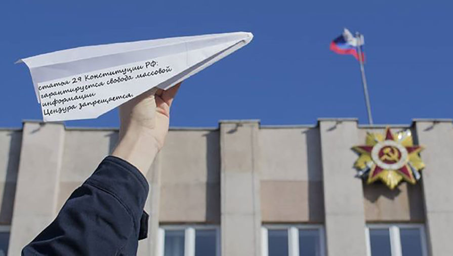 Россияне запускают бумажные самолетики из&nbsp;окон, 22 апреля 2018 года
