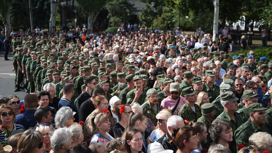 Военнослужащие и местные жители на церемонии прощания с главой ДНР Александром Захарченко, 2 сентября 2018 года