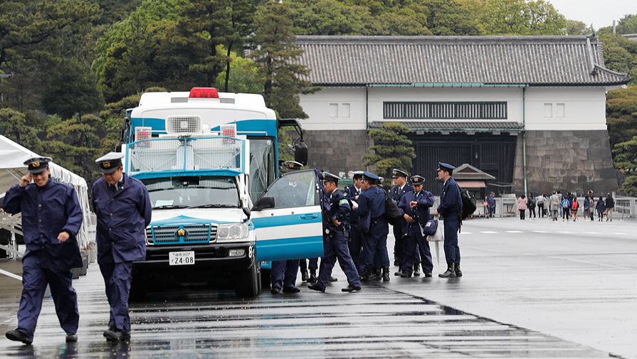 Полиция у&nbsp;Императорского дворца во время церемонии отречения Акихито от престола, 30 апреля 2019 года
