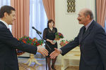 Вице-премьер РФ Александр Жуков вручает премию правительства 2009 года в области культуры писателю Александру Кабакову, 2010 год