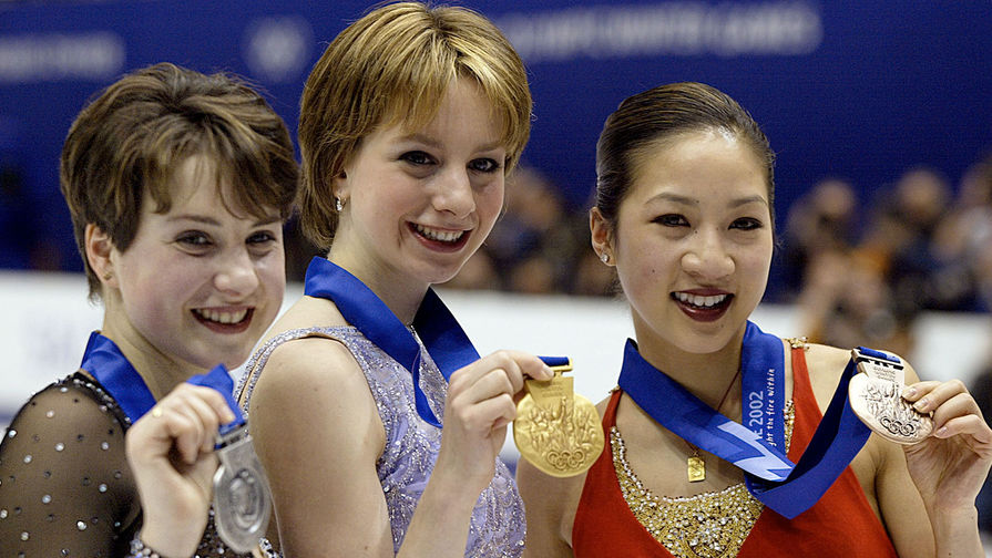 Ирина Слуцкая, Сара Хьюз и Мишель Кван на пьедестале Олимпиады в Солт-Лейк-Сити, 2002 год