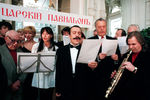 Вилли Токарев в составе хора во время исполнения «Боже, Царя храни!» в честь 165-летия признания гимна официальным гимном России, 1999 год
