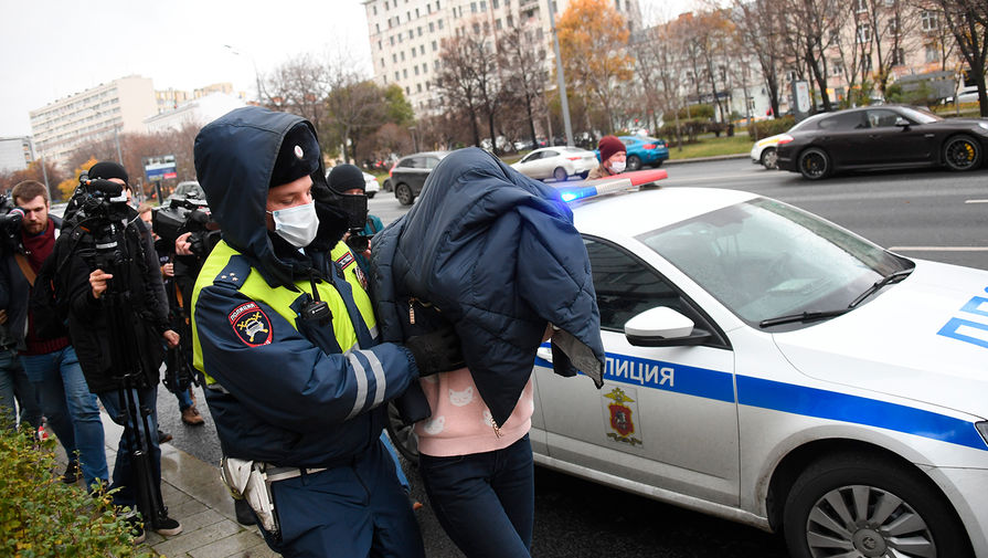 Полиция и журналисты на&nbsp;месте наезда легкового автомобиля на&nbsp;автобусную остановку на&nbsp;Садовой-Триумфальной улице в&nbsp;центре Москвы, 5 ноября 2020 года 