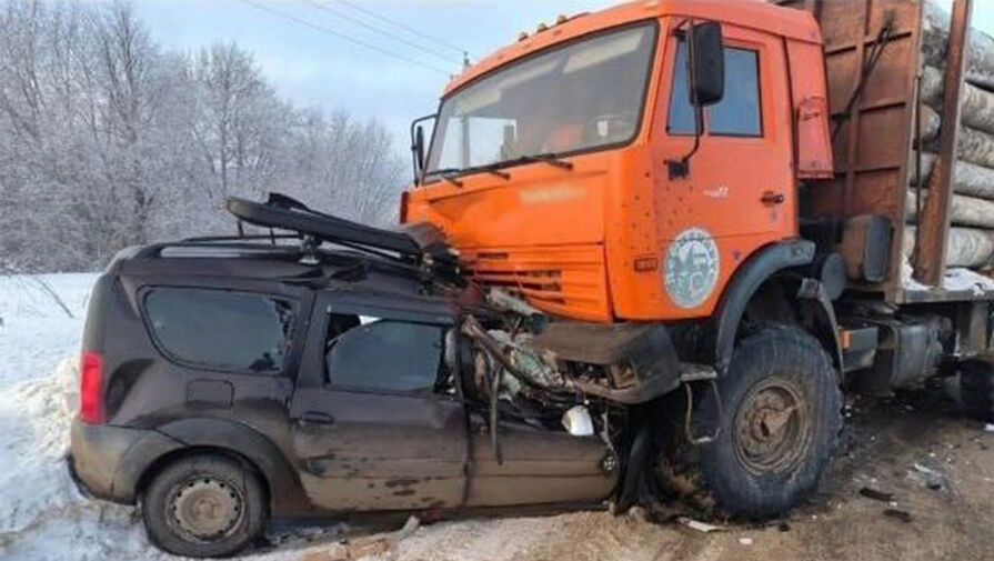 В Кировской области лесовоз раздавил Lada Largus, погибли четыре человека