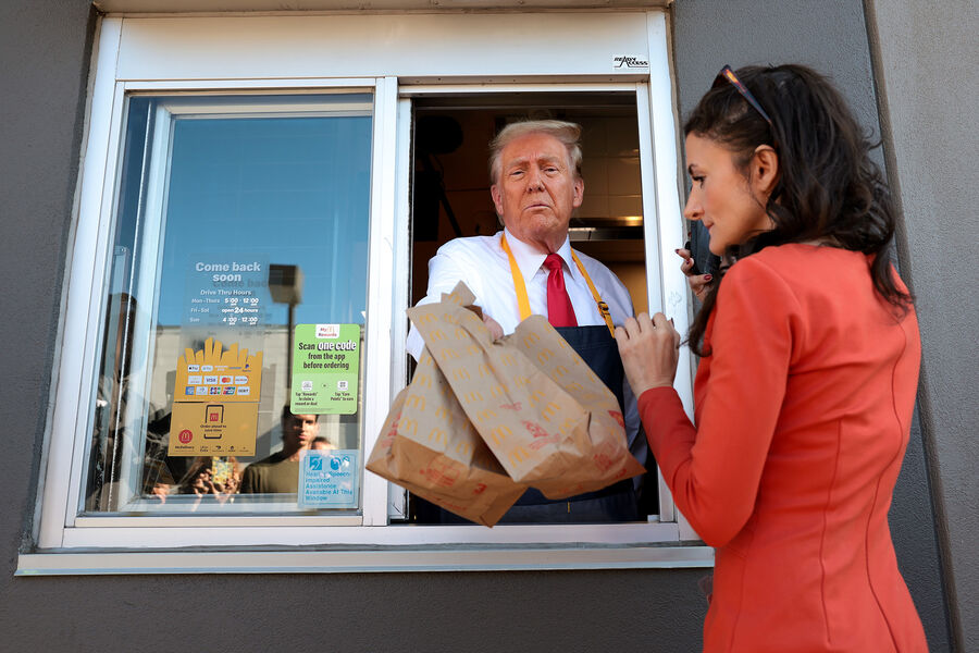 Кандидат в&nbsp;президенты США Дональд Трамп выдает заказ в&nbsp;McDonald's в&nbsp;Пенсильвании, 20&nbsp;октября 2024&nbsp;года