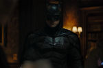 <b>«Бэтмен» (2022)</b>
<br>
«Бэтмен» Мэтта Ривза — один из самых ожидаемых проектов, перенесенных на 2022 год из-за пандемии. В нем Паттинсон сыграл Брюса Уэйна. По словам актера, он пытался создать неоднозначного персонажа и «научиться лучше изображать двусмысленность».
