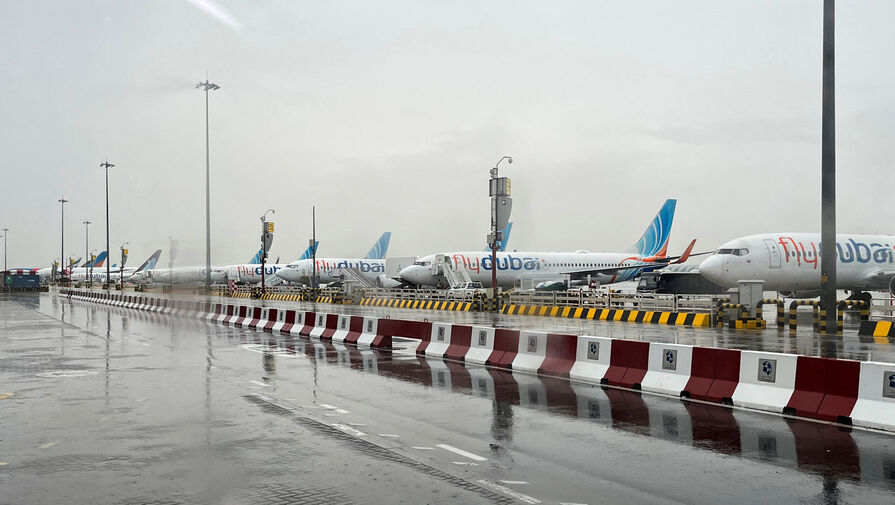 Заперты в аэропорту, помощи никакой: 2500 россиян застряли в ОАЭ из-за рекордных ливней