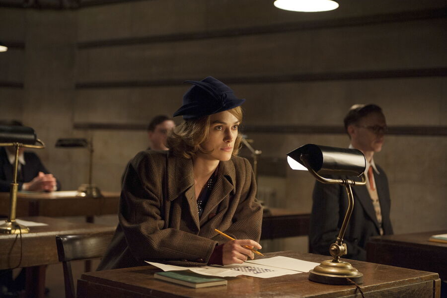 <b>«Игра в&nbsp;имитацию» (The Imitation Game), реж. Мортен Тильдум, 2014</b>
<br><br>Вторую номинацию на&nbsp;«Оскар» (за лучшую женскую роль второго плана) Найтли получила после съемок в&nbsp;биографическом триллере «Игра в&nbsp;имитацию» про&nbsp;Алана Тьюринга &mdash; великого британского математика, логика и криптографа, который взламывал немецкие шифровки во время Второй мировой войны. Тьюринга в&nbsp;картине сыграл звезда «Шерлока» Бенедикт Камбербэтч (он также был отмечен номинацией на&nbsp;«Оскар»), а Найти изобразила коллегу и подругу ученого Джоан Кларк, работавшую вместе с&nbsp;ним над&nbsp;взломом шифратора «Энигма».
