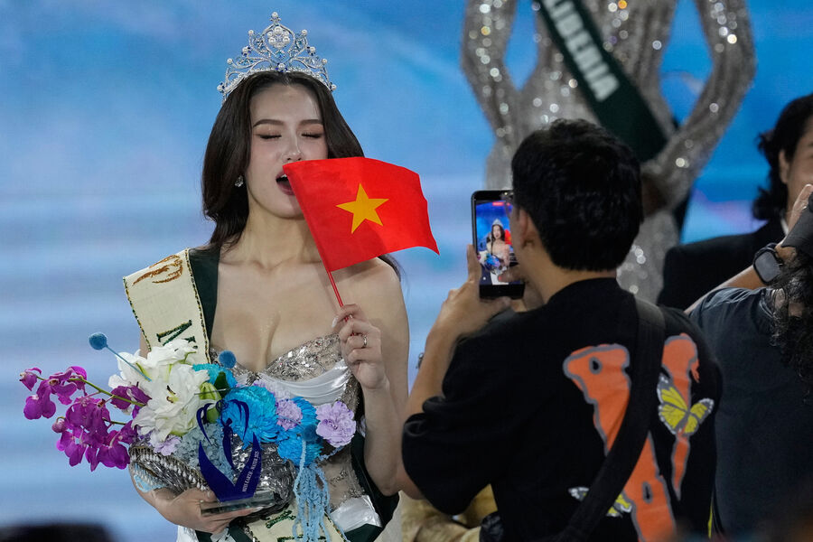 Участница конкурса «Мисс Земля-2025» из&nbsp;Вьетнама Чинь Ми Ань во время церемонии получения титула &laquo;Мисс Вода&raquo;, Параньяк, Филиппины, 5&nbsp;ноября 2025&nbsp;года
