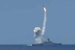 Пуск крылатой ракеты «Калибр» с малого ракетного корабля Черноморского флота из акватории Средиземного моря