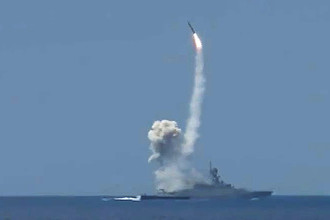 Пуск крылатой ракеты «Калибр» с малого ракетного корабля Черноморского флота из акватории Средиземного моря