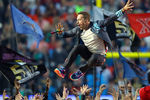 Группа Coldplay выступает на Super Bowl в Калифорнии, США, 2016 год
