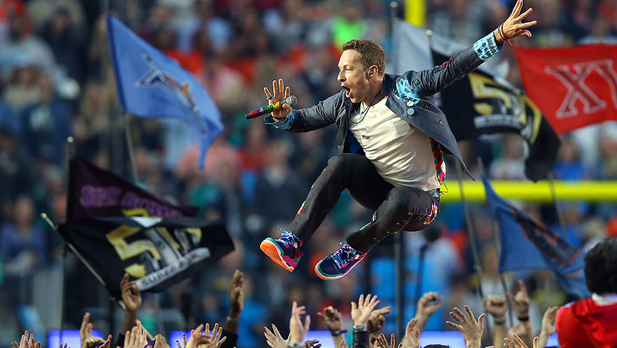 Группа Coldplay выступает на Super Bowl в Калифорнии, США, 2016 год