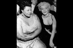 Элла Фицджеральд и Мэрилин Монро в ночном клубе Tiffany в Голливуде, ноябрь 1954 года
