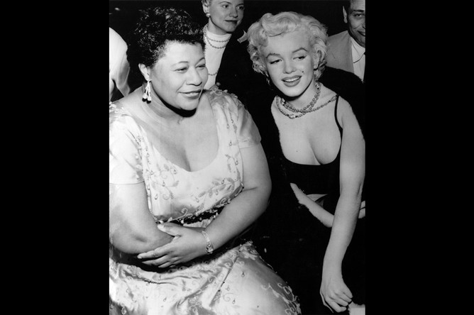 Элла Фицджеральд и Мэрилин Монро в ночном клубе Tiffany в Голливуде, ноябрь 1954 года
