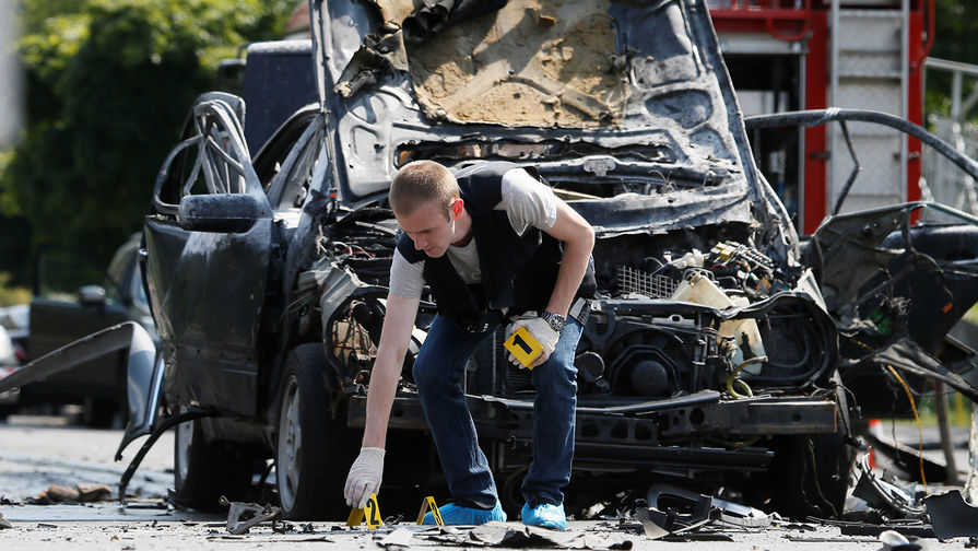 Следователи на&nbsp;месте взрыва машины в&nbsp;Киеве, 27&nbsp;июня 2017&nbsp;года