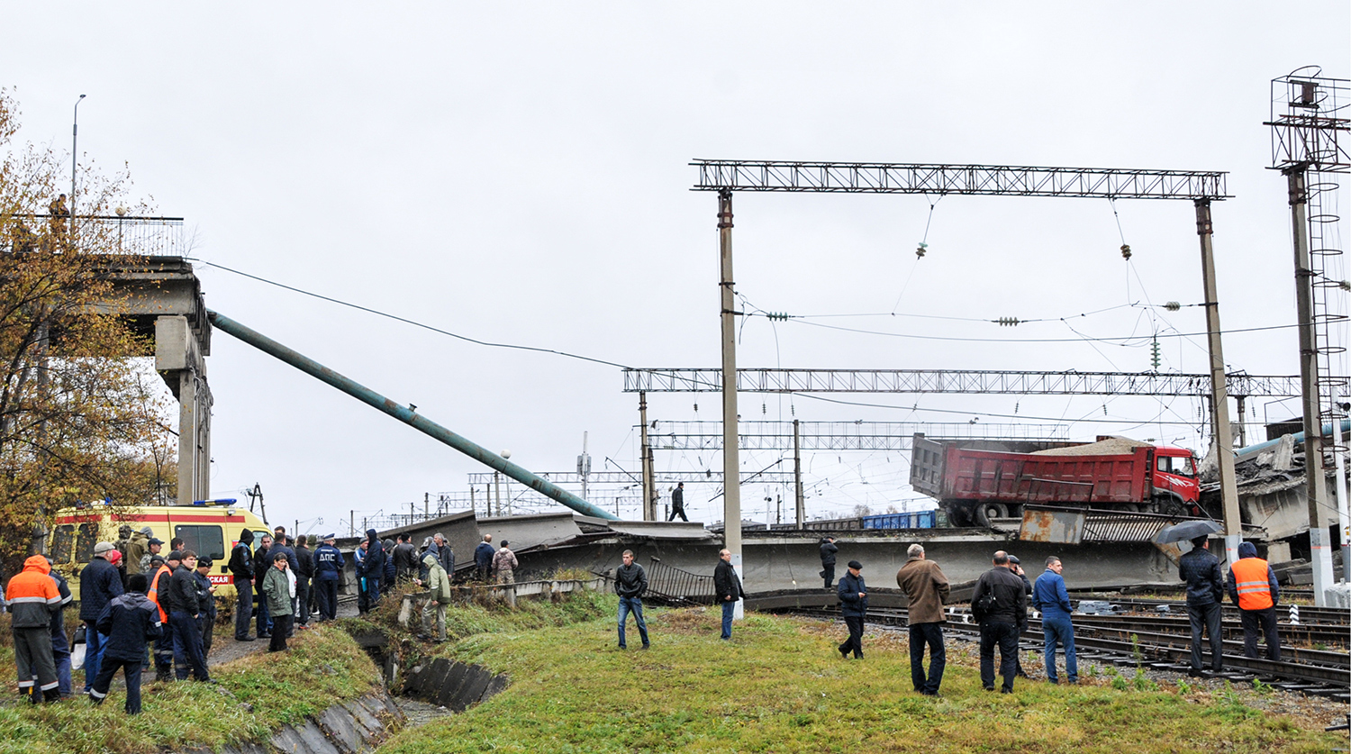 Свободный обрушение. Мост упал на ЖД. Восстановление ЖД моста.