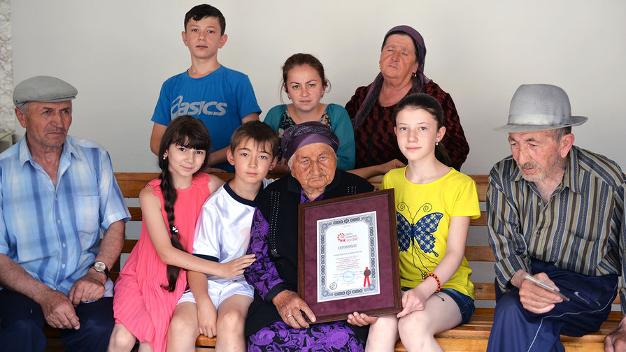 Долгожительница из&nbsp;Кабардино-Балкарии Нану Шаова со своей семьей в&nbsp;селе Заюково Баксанского района, 2017 год