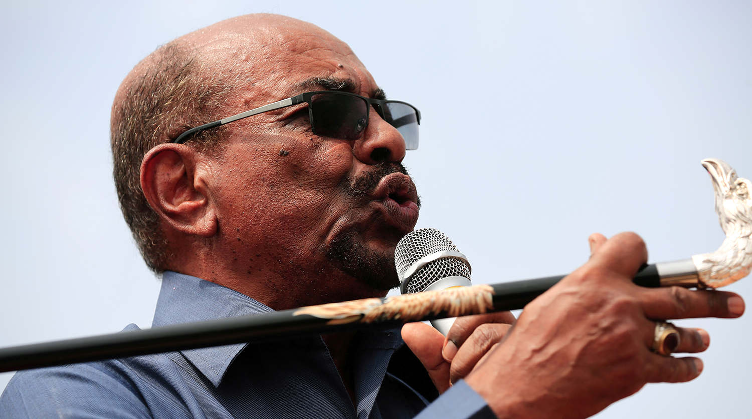 Экс-президент Судана впервые появился на публике после свержения