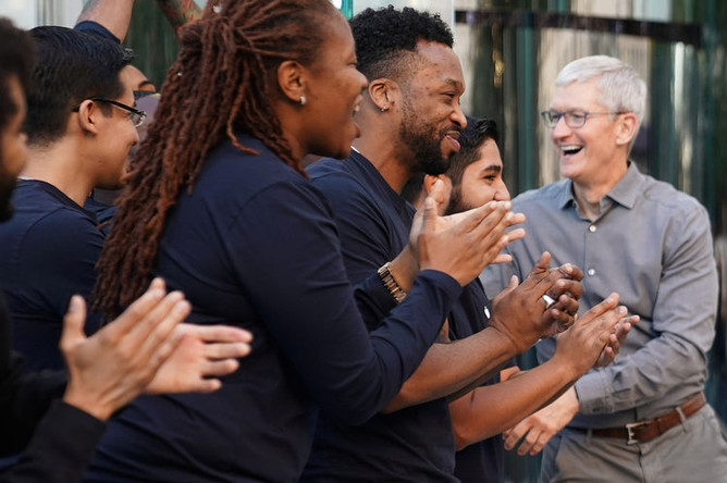 Глава компании Apple Тим Кук во время старта продаж новых iPhone в Нью-Йорке, 20 сентября 2019 года
