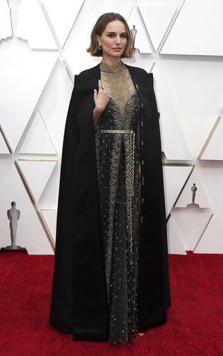 В феврале 2020 года Натали Портман пришла на церемонию вручения кинопремии «Оскар» в Лос-Анджелесе с феминистским заявлением, которое читалось в ее наряде. Черное платье Dior, расшитое золотой нитью, дополнялось черной же накидкой-кейпом, на которой можно было прочесть имена женщин-режиссеров, работы которых в этом году обошли вниманием киноакадемики.