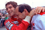 Айртон Сенна обнимает директора команды McLaren Рона Денниса после победы на Гран-при США, 1991 год