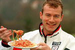 Алан Ширер пробует итальянское национальное блюдо спагетти в день отборочного матча чемпионата мира по футболу с Италией на Лондонском стадионе «Уэмбли», ноябрь 1997 года