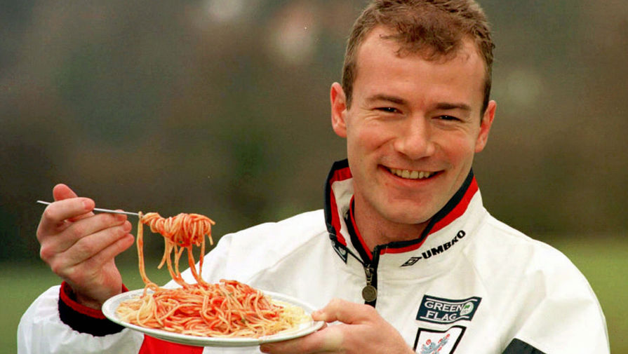 Алан Ширер пробует итальянское национальное блюдо спагетти в&nbsp;день отборочного матча чемпионата мира по&nbsp;футболу с&nbsp;Италией на&nbsp;Лондонском стадионе &laquo;Уэмбли&raquo;, ноябрь 1997 года