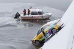 Работа оперативных служб на месте падения автомобиля такси в Москву-реку на Бережковской набережной, 7 декабря 2021 года