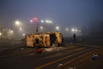 Сгоревший в ходе беспорядков автомобиль на одной из улиц Алма-Аты, 6 января 2022 года