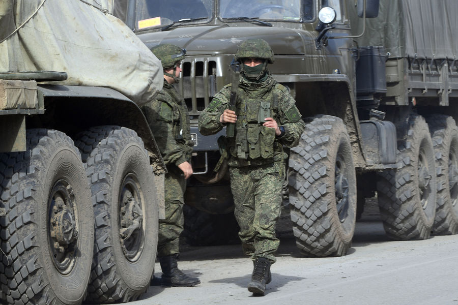 Военнослужащие РФ у колонны бронетехники ВС РФ в Армянске, Крым, 24 февраля 2022 года