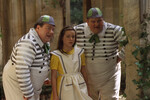 Робби Колтрейн (справа) в роли Мистера Траляля в фильме «Алиса в стране чудес» (1999)