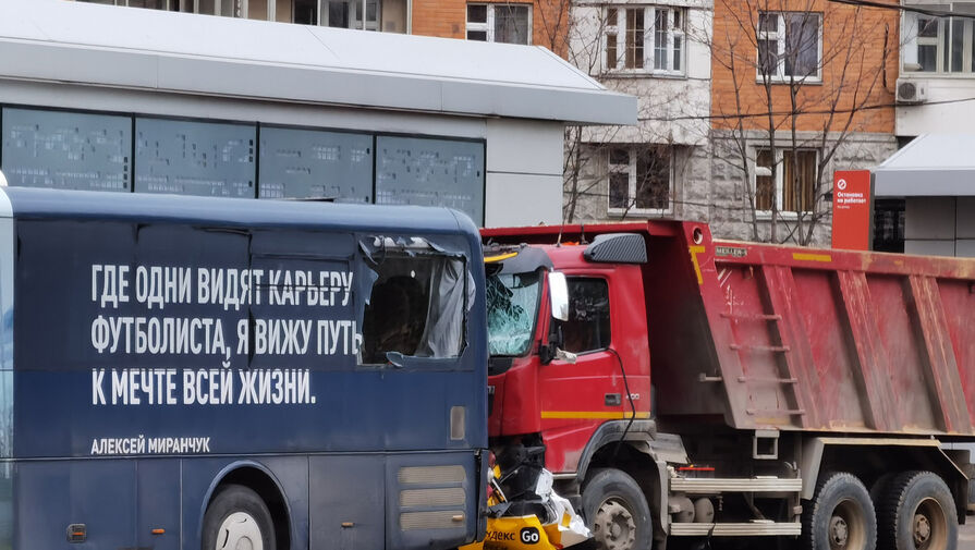 Водитель самосвала, раздавившего такси в Москве, попросил в суде прощения у всех
