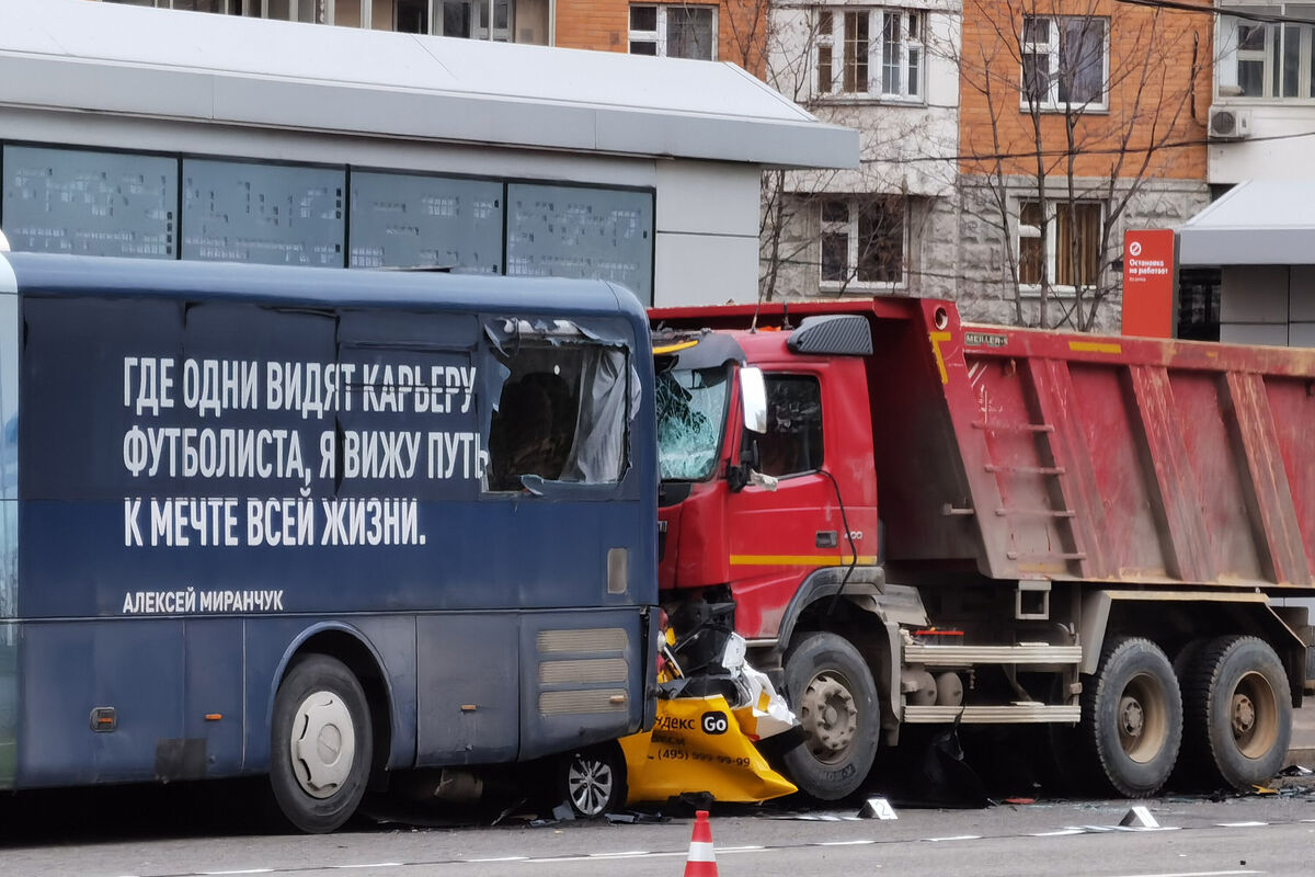 Последствия ДТП с участием самосвала, такси и автобуса на улице 1905 года в центре Москвы, 2 ноября 2022 года