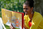 Мишель Обама читает книгу детям на лужайке у Белого дома, 2012 год