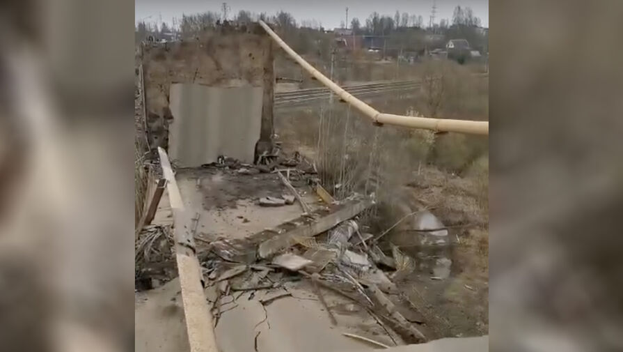 В Смоленской области приостановили движение поездов из-за обрушения моста с машинами
