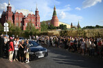Фанаты рэпера Канье Уэста у гостиницы Four Seasons Hotel Moscow, 30 июня 2024 года