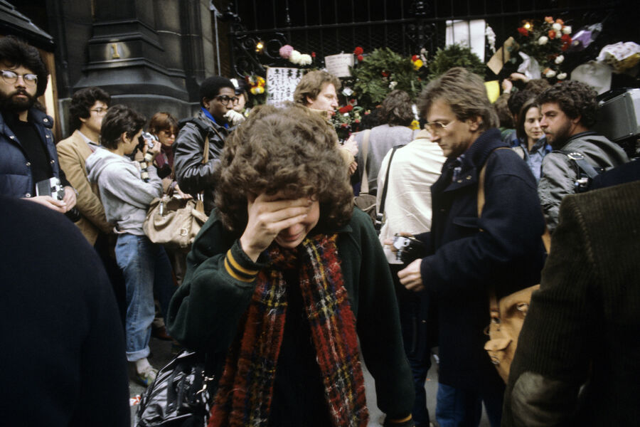 Поклонники Джона Леннона собрались перед&nbsp;его домом, чтобы почтить память музыканта, 8&nbsp;декабря 1980&nbsp;года